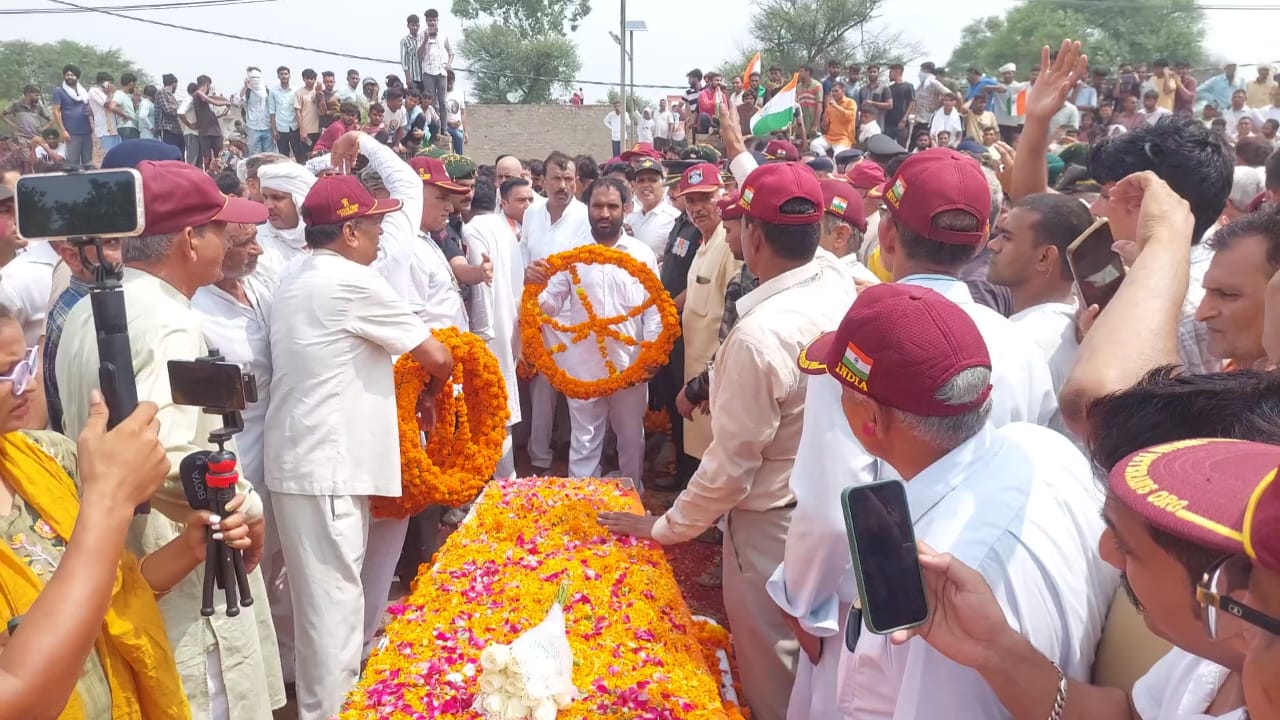 जाजनवाला के शहीद कमांडो प्रदीप नैन को श्रद्धांजलि देते ब्रजलाल बहबलपुरिया